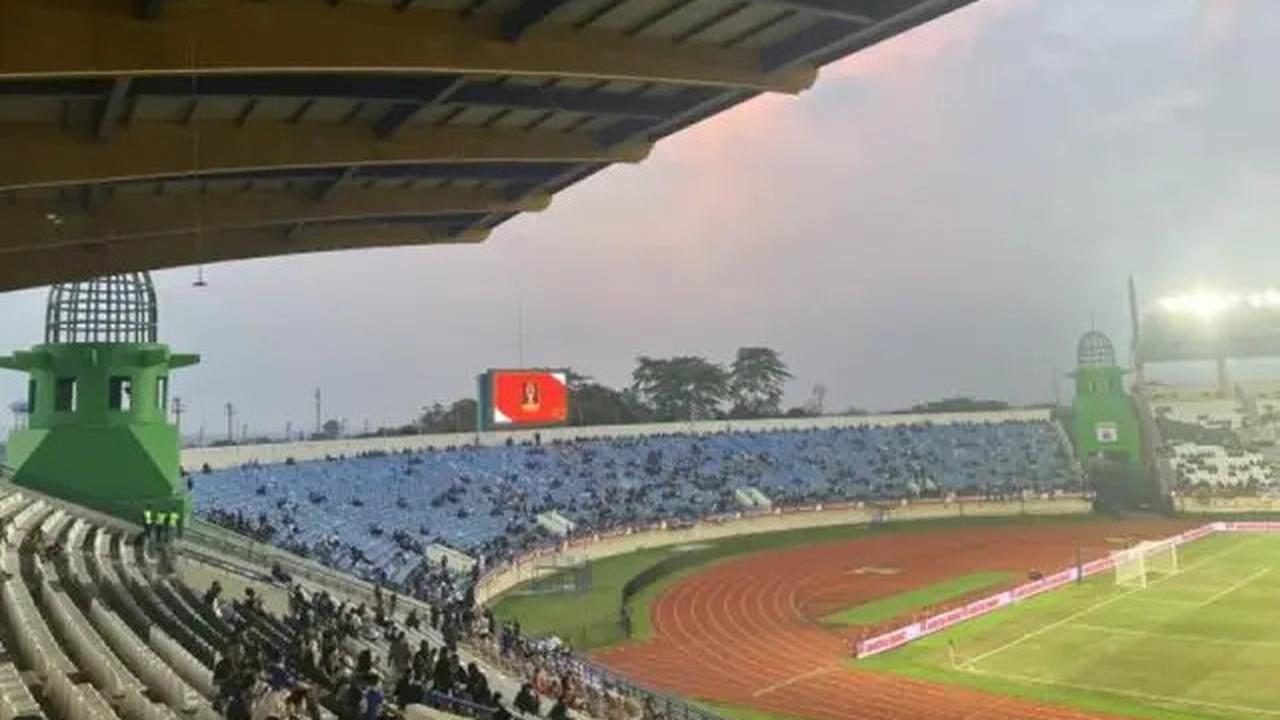 Kisah Perjalanan Wartawan Inggris Nonton Piala Presiden 2025 di Bandung: Vibes Luar Biasa, Suporternya Mirip di UK