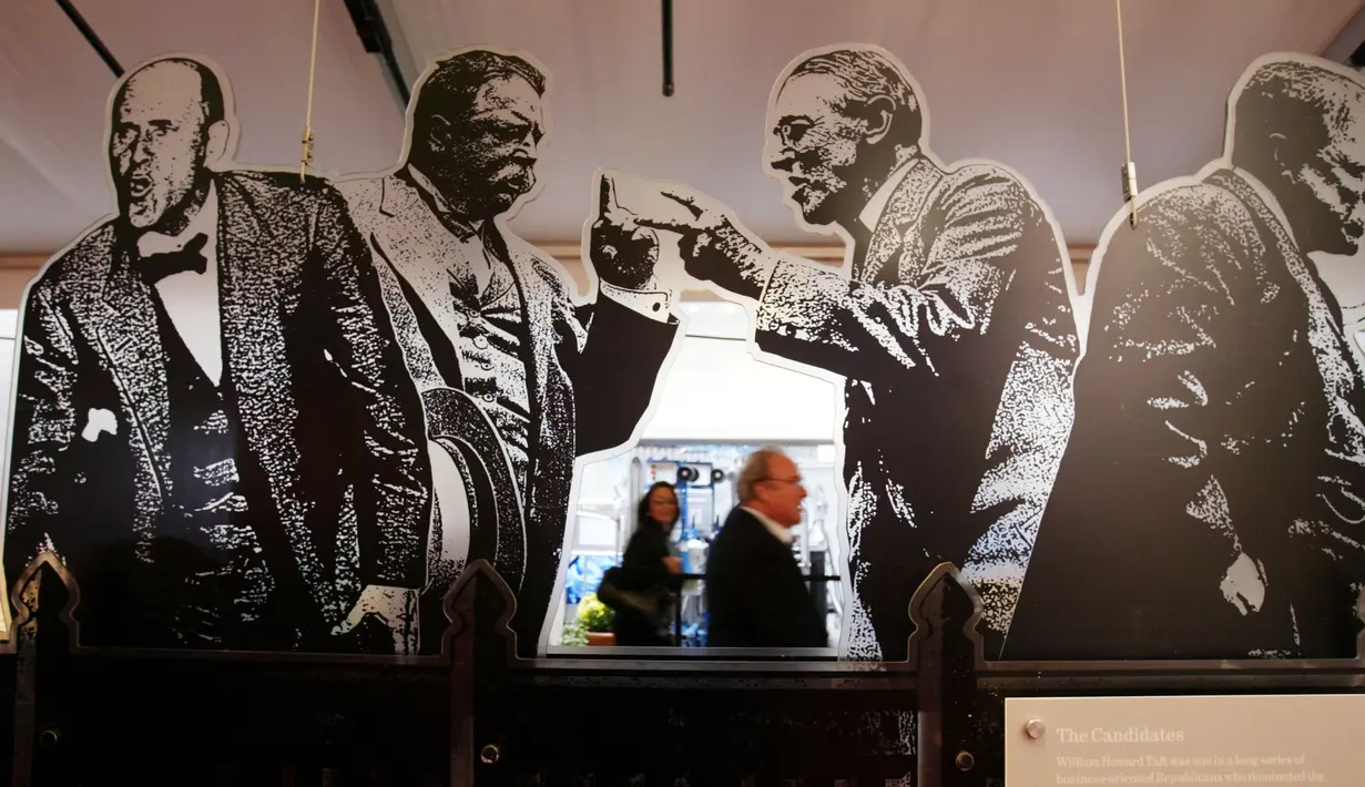 Gambar William Howard Taft (kanan) dan capres dalam Pilpres AS 1912 lainnya dipamerkan dalam pameran di Rockefeller Center, New York City, 20 Oktober 2004. Presiden AS ke-27 yang menjabat antara 1909-1913 ini kalah oleh Woodrow Wilson pada pemilihan berikutnya. (Photo by Mario Tama/Getty Images/AFP)