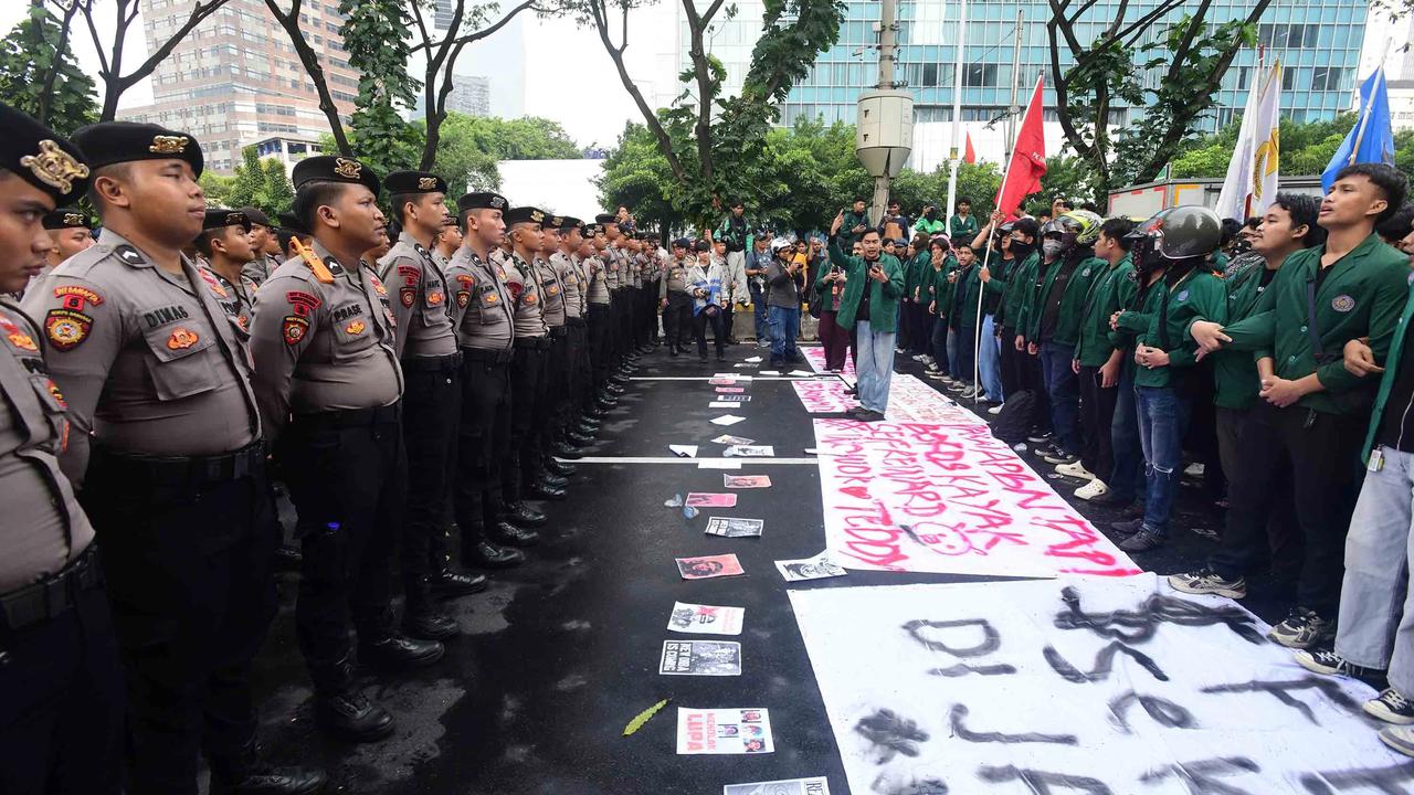 FOTO: Mahasiswa  Gelar Aksi di Jalan Sudirman Jakarta  Suarakan Sejumlah Isu Nasional