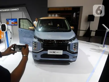 Mobil listrik Mitsubishi eK X EV dipamerkan pada pameran otomotif Gaikindo Indonesia International Auto Show (GIIAS) 2023 di ICE BSD, Tangerang, Banten, Kamis (10/8/2023). (merdeka.com/Arie Basuki)