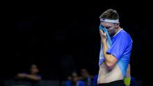 Pebulu tangkis Denmark, Viktor Axelsen dari tim Lightning menyeka keringat dalam laga tunggal putra Badminton XL 2025 melawan Kodai Narakoa dari tim Rockets di Istora Senayan, Jakarta, Sabtu (04/10/2025). (Bola.com/Bagaskara Lazuardi)