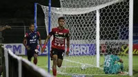 Penyerang Bali United, Lerby Eliandry, merayakan gol yang dicetaknya dalam laga kontra Persija Jakarta dalam pekan ke-29 BRI Liga 1 2021/2022, Minggu (6/3/2022). (Bola.com/Maheswara Putra)
