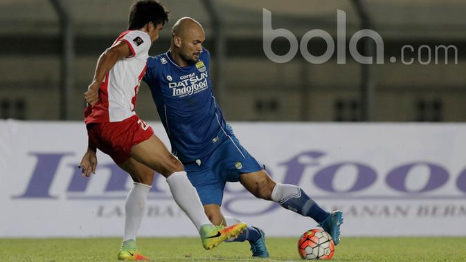 Duel Sergio Van Dijk pemain Persib Bandung (kiri) dengan pemain PSM Makassar dalam lanjutan turnamen Piala Presiden 2017 di Stadion Si Jalak Harupat, Soreang Jawa Barat, Senin (6/2/2017). (Bola.com/Peksi Cahyo)