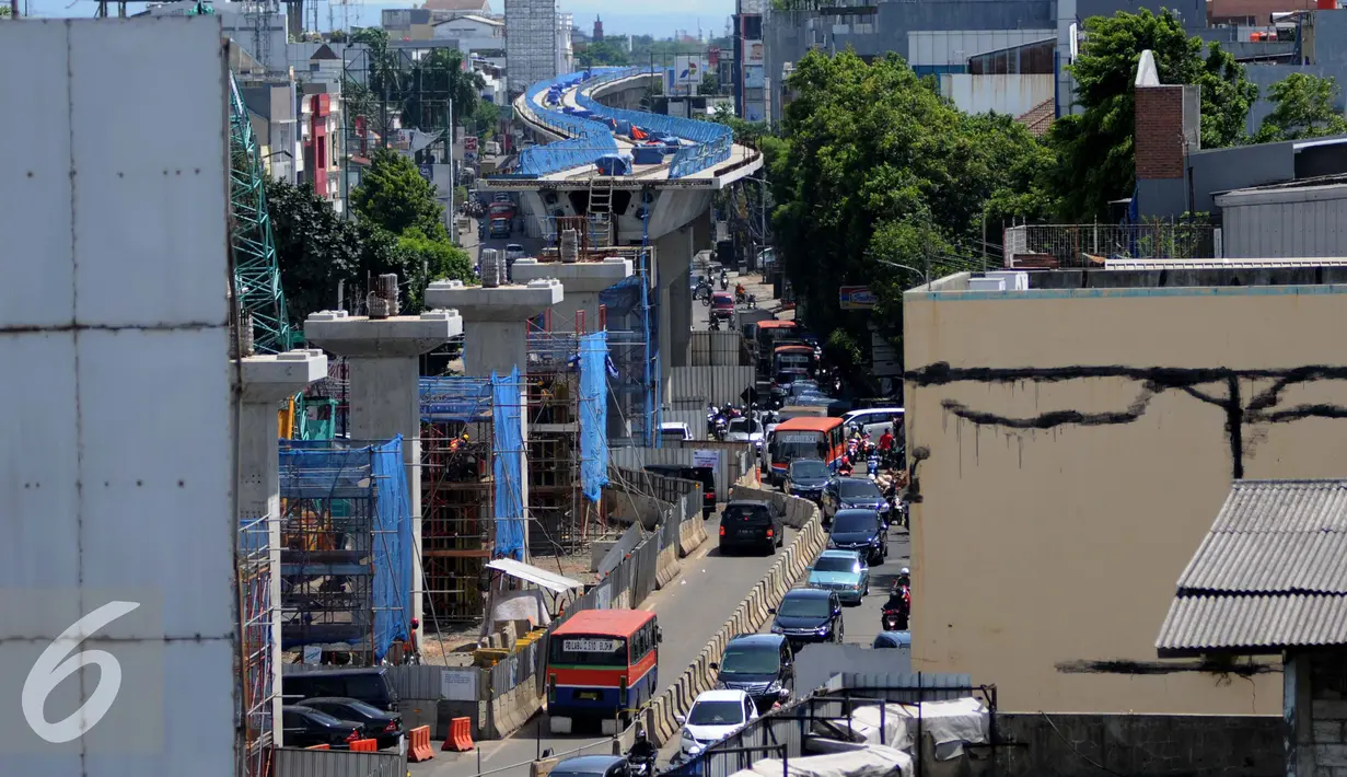 Kontruksi proyek bangunan stasiun MRT yang masih dalam pengerjaan di Jalan Fatmawati, Jakarta, Kamis (19/1). Jalur pribadi jalan Fatmawati akan ditutup mulai 4 Februari hingga 11 Agustus 2017. (Liputan6.com/Gempur M. Surya)