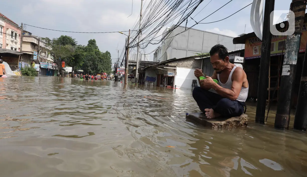 Dinas Perhubungan setempat juga diterjunkan membantu dalam rekayasa lalu lintas bersama kepolisian. (Liputan6.com/Angga Yuniar)