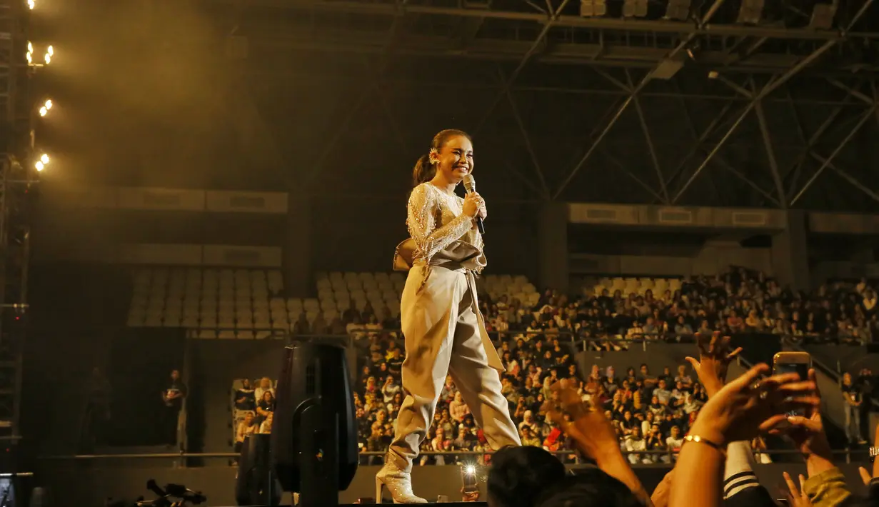 Rossa konser di Tennis Indoor Gelora Bung  Karno (GBK), Senayan, Jakarta Pusat. (Adrian Putra/Fimela.com)