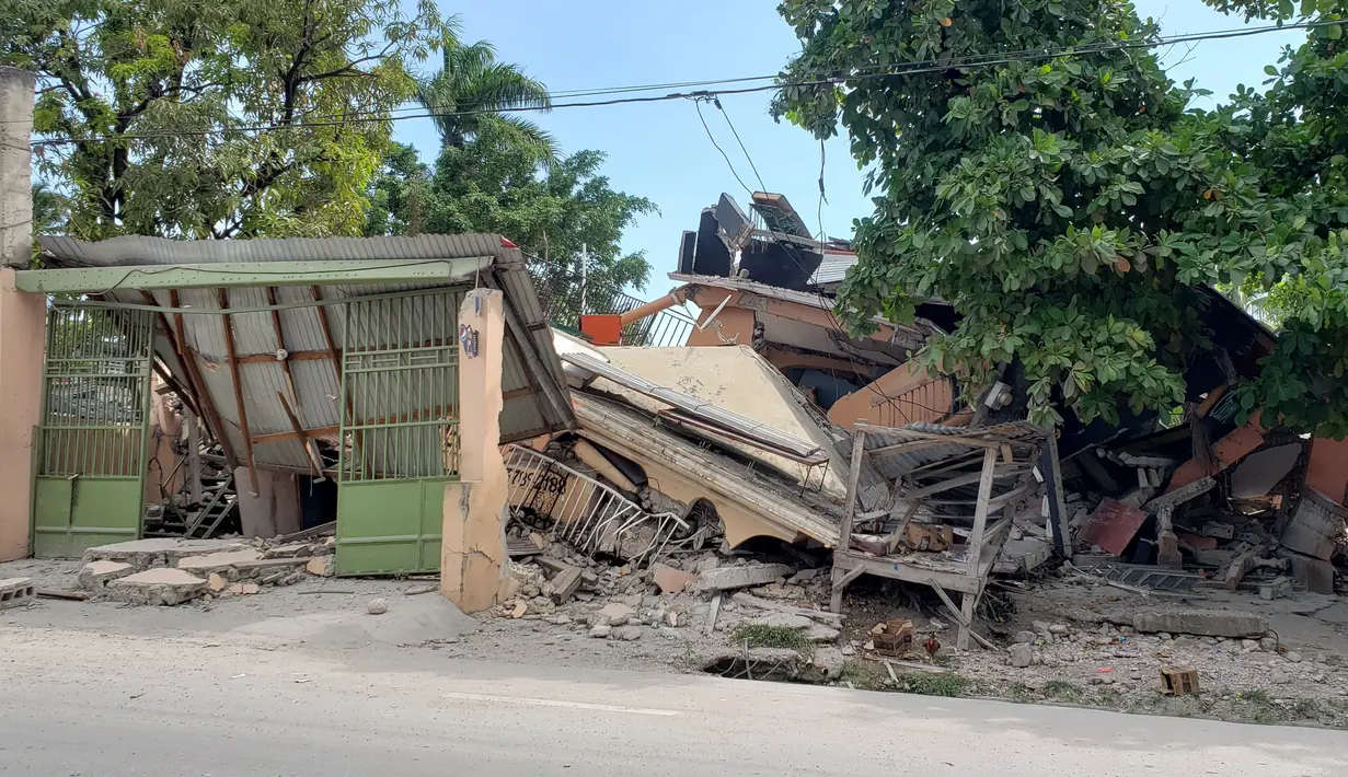 Hotel Cayimite yang rusak setelah gempa bumi di Les Cayes, Haiti, Sabtu (14/8/2021). Wilayah Negara Haiti diguncang gempa berkekuatan magnitudo 7,1 pada Sabtu, 14 Agustus 2021 pukul 08.29.10 waktu setempat yang menewaskan lebih dari 300 jiwa. (AP Photo/Delot Jean)