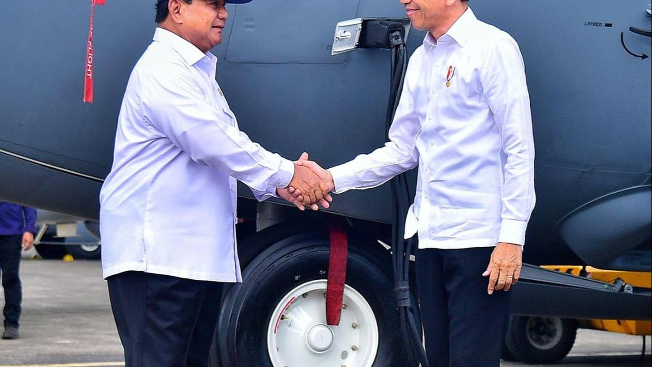Presiden Joko Widodo atau Jokowi dengan blak-blakan mengungkapkan bahwa presiden boleh berkampanye dan memihak salah satu calon di Pilpres 2024. Hal itu diungkapkan Jokowi seusai acara penyerahan tiga jenis pesawat tempur kepada TNI di Lanud Halim Perdana