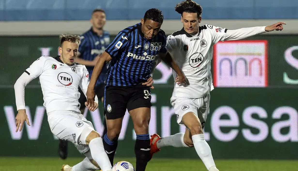 Striker Atalanta, Luis Muriel (tengah) dijepit dua pemain Spezia, Matteo Ricci (kiri) dan Luca Vignali dalam laga lanjutan Liga Italia 2020/2021 pekan ke-27 di Gewiss Stadium, Bergamo, Jumat (12/3/2021). Atalanta menang 3-1 atas Spezia. (LaPresse via AP/Stefano Nicoli)