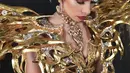 "Mahkota itu mempromosikan ketahanan dan pikiran yang kuat melalui kesadaran kesehatan mental," sambung penjelasan di akun Miss Universe Indonesia.  [Foto: Instagram/ Hengkikawilarang]