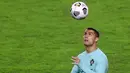 Striker Portugal, Cristiano Ronaldo, menyundul bola saat sesi latihan jelang laga UEFA Nations League di Stadion Poljud, Senin (16/11/2020). Portugal akan berhadapan dengan Kroasia. (AFP/Denis Lovrovic)