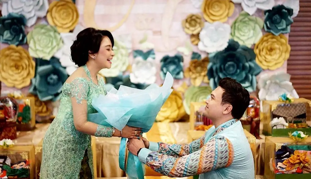 Keceriaan tampak terlihat dari pasangan ini. Pemilik album Tergantung Kamu itu. Begitu juga saat menerima bunga dari calon suaminya. "I will marry my SUPERMAN half BebeLuck 😚," tulisnya sebagai keterangan foto. (Instagram/chikitameidy)