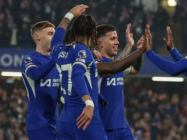 Pemain Chelsea, Nicolas Jackson melakukan selebrasi dengan rekan setimnya setelah mencetak gol pembuka timnya saat pertandingan sepak bola Liga Premier Inggris melawan Newcastle di Stadion Stamford Bridge, London, Senin, 11 Maret 2024. (AP Photo/Ian Walton)