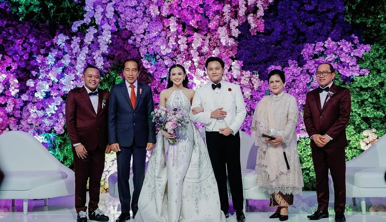 Dalam beberapa potret yang diunggah di akun Instagram pribadi Sule, memperlihatkan gaya anggun Iriana bergandengan tangan dengan Presiden Jokowi tampil cantik pakai busana lace. [Foto: Instagram/ferdinan_sule]