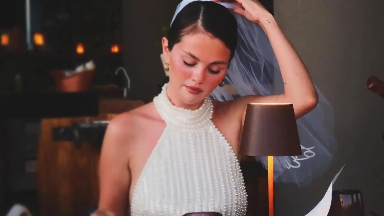Selena Gomez Serba Putih saat Bachelorette Party di Meksiko