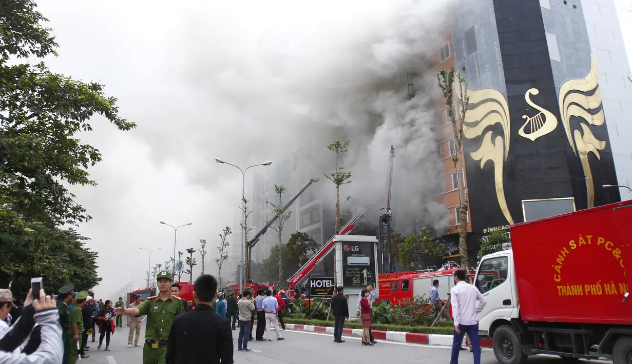 Kebakaran besar menghanguskan sebuah tempat karaoke di ibu kota Vietnam, Hanoi, Selasa (1/11). Kebakaran ini menyebabkan setidaknya 13 orang tewas dan melukai dua petugas polisi. (STR / AFP)