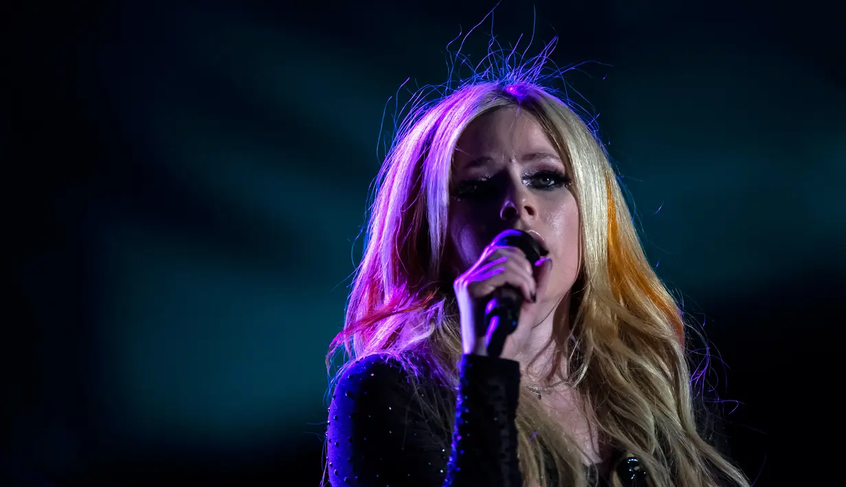 Penyanyi sekaligus penulis lagu asal Kanada, Avril Lavigne tampil dalam festival musik Rock in Rio di Rio de Janeiro, Brasil, 9 September 2022. Speaker saat Avril Lavigne tampil sangat rendah sehingga penonton hampir tidak bisa mendengar apa pun. (AP Photo/Bruna Prado)