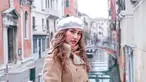 Pemeran Ratu Tinar dalam sinetron Princess Mermaid, Louise Anastasya hingga saat ini masih berada di Italia, negara kelahiran sang suami. Diketahui bahwa sejak awal tahun kemarin sudah berada di Eropa dan menghabiskan banyak waktunya untuk traveling dari Paris hingga Venisia. (Liputan6.com/IG/@louiseans)