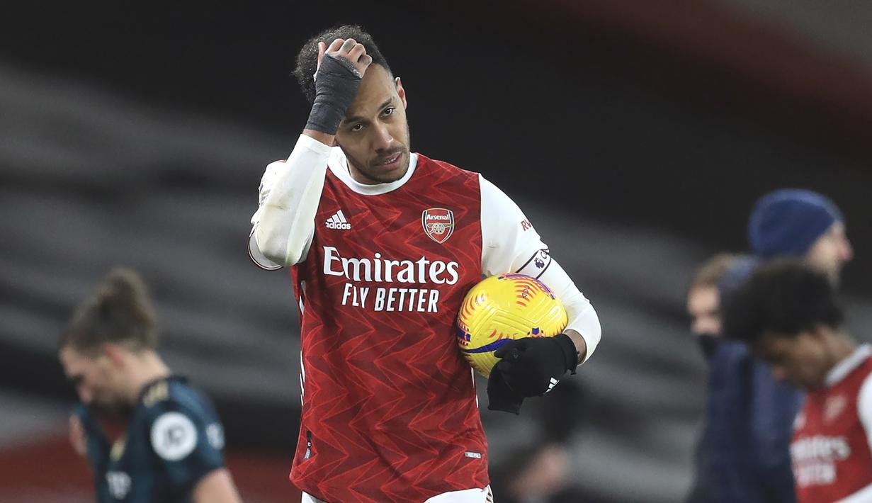 Striker Arsenal, Pierre-Emerick Aubameyang yang mencetak hattrick ke gawang Leeds United berjalan sambil membawa bola usai berakhirnya laga lanjutan Liga Inggris 2020/21 pekan ke-24 di Emirates Stadium, London, Minggu (14/2/2021). Arsenal menang 4-2 atas Leeds United. (AP/Adam Davy/Pool)