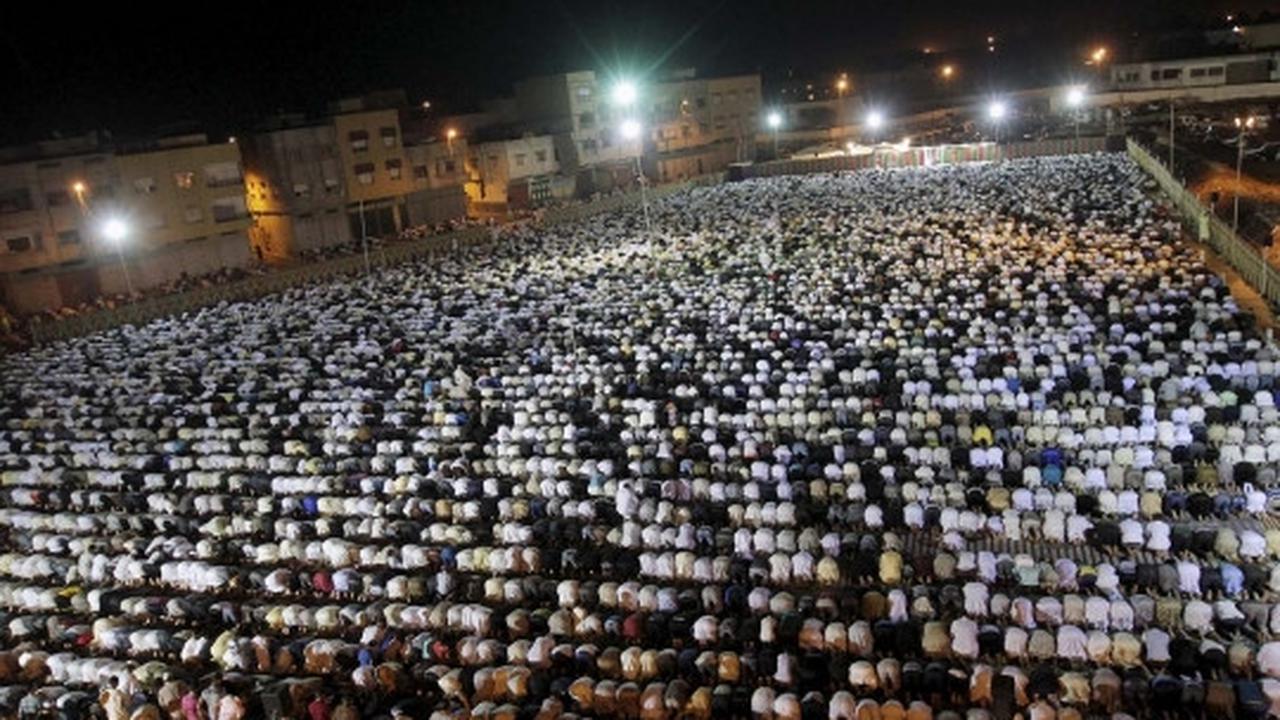 Kekhusyukan muslim Maroko mencari keberkahan malam Lailatul Qadar