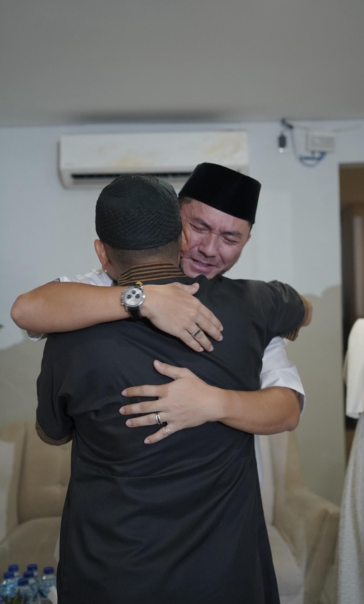Berangkat Haji, 9 Potret Ananda Omesh Pamitan Kepada Keluarga & Sahabat Sebelum Bertolak ke Tanah Suci - Penuh Haru