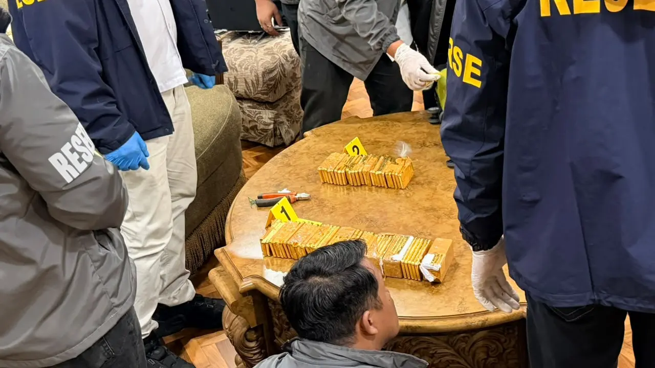 Kortas Tipikor Polri menyita 74 kilogram emas batangan, uang tunai dalam mata uang asing dan rupiah dengan total nilai sekitar Rp 476 miliar dari sebuah rumah di kawasan Parahyangan Golf 2 Nomor 2, Bogor, Kamis (9/7/2026) (Istimewa)