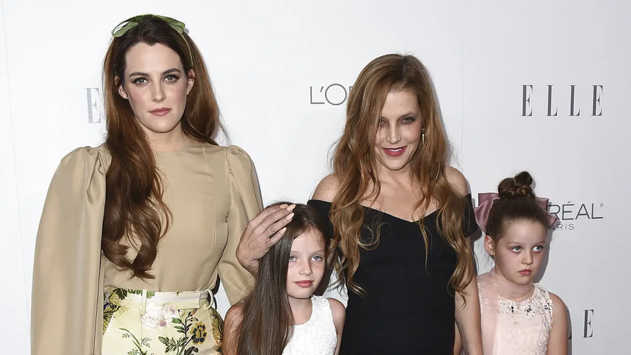 Lisa Marie Presley dan ketga putrinya. (Jordan Strauss/Invision/AP, File)