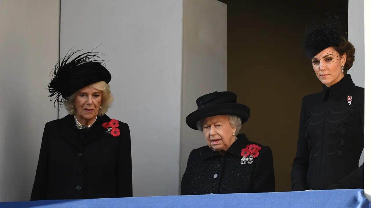 Meghan Markle Berdiri di Balkon yang Lebih Rendah dari Kate Middleton, Ini Alasannya