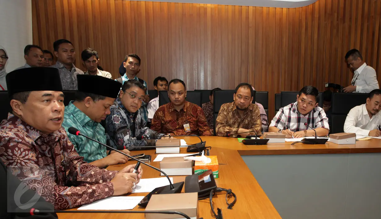 Ketua DPR Ade Komarudin (kiri) dan Ketua Komisi IX Dede Yusuf (ketiga kiri) berdiskusi saat bertemu dengan perwakilan orang tua korban vaksin palsu dari RS Harapan Bunda Jakarta dan RSIA Mutiara Bunda di Jakarta, Selasa (19/7). (Liputan6.com/Johan Tallo)