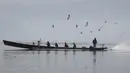 Pengunjung memberi makan burung camar di Danau Inle yang terkenal di negara bagian Shan selatan, Myanmar, Sabtu (15/1/2022). Danau Inle juga menjadi tempat persinggahan puluhan ribu burung camar pada bulan November sampai Januari.  (AP Photo)