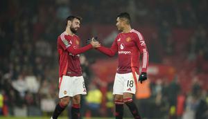 Dua pemain Manchester United (MU), Casemiro dan Bruno Fernandes, merayakan kemenangan yang diraih timnya saat menghadapi Leicester City di babak 16 besar Carabao Cup 2024/2025, Kamis (31/10/2024) dini hari WIB. (AP Photo/Dave Thompson)