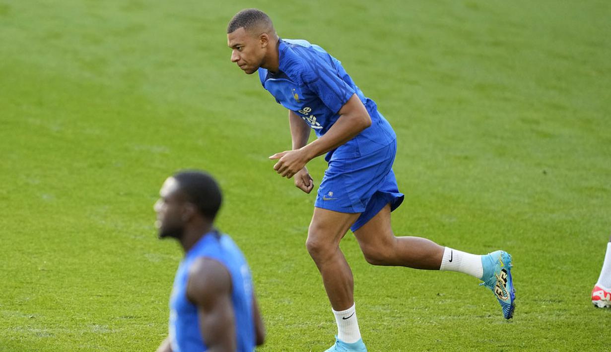 Pemain Prancis, Kylian Mbappe, berlari saat mengikuti sesi latihan jelang laga melawan Jerman pada laga uji coba di Stadion Signal Iduna Park, Jerman, Senin (11/9/2023). (AP Photo/Martin Meissner)