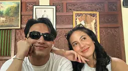 Bersiap mempromosikan Sri Asih ke Solo serta Yogyakarta, Pevita Pearce dan Jefri Nichol kompak pakai atasan putih plus kacamata hitam. Duduk menghadap meja di sebuah restoran, mereka bikin video konten. Menirukan gerakan tangan Hotman Paris keberatan cincin berlian, Pevita Pearce dan Jefri Nichol menyapa warga Solo. Momen ini diunggah di akun Instragram terverifikasi bintang film Dear Nathan, Minggu (12/9/2022). (Foto: Dok. Instagram @jefrinichol)