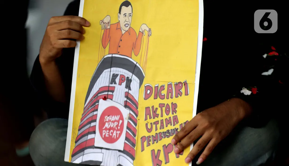 Poster yang dibawa pegiat Antikorupsi yang menamakan diri Rakyat Indonesia Peruwat KPK saat melakukan aksi teatrikal "Ruwatan" di Lobby Gedung Anti-Corruption Learning Center (ACLC) KPK, Jakarta, Jumat (28/5/2021). Ruwatan ini sebagai simbol pengusiran energi jahat. (Liputan6.comHelmi Fithriansyah)