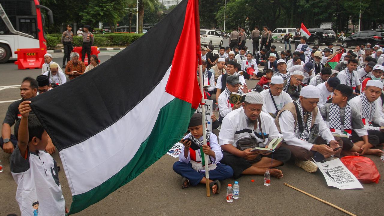 Massa bela Palestina gelar aksi di depan Kedubes Amerika Serikat
