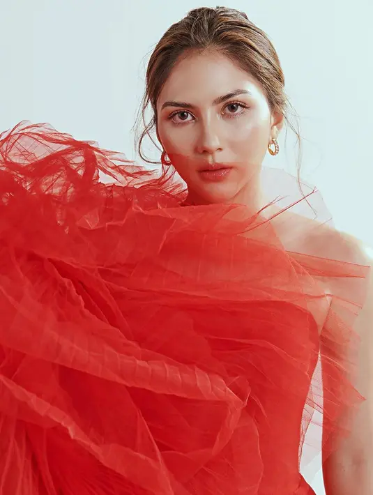 Sebagai seorang selebriti yang kerap tampil curi perhatian dalam penampilannya. Jessica Milla pun mulai kembangkan bisnis dengan rilis parfum yang ia beri nama One. Selain itu, ia pun jadi brand ambasador dari sebuah perhiasan tenama. (Liputan6.com/IG/@jscmila)