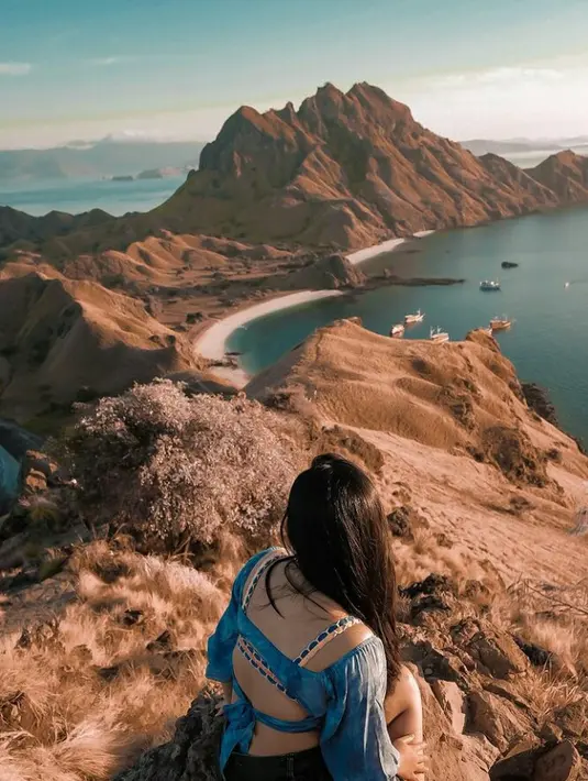 Kini, Rachel Vennya tampil backless dengan Hey Mermaid Crochet Bikini in Coral seharga Rp720 ribu. (Instagram.com/Rachelvennya)