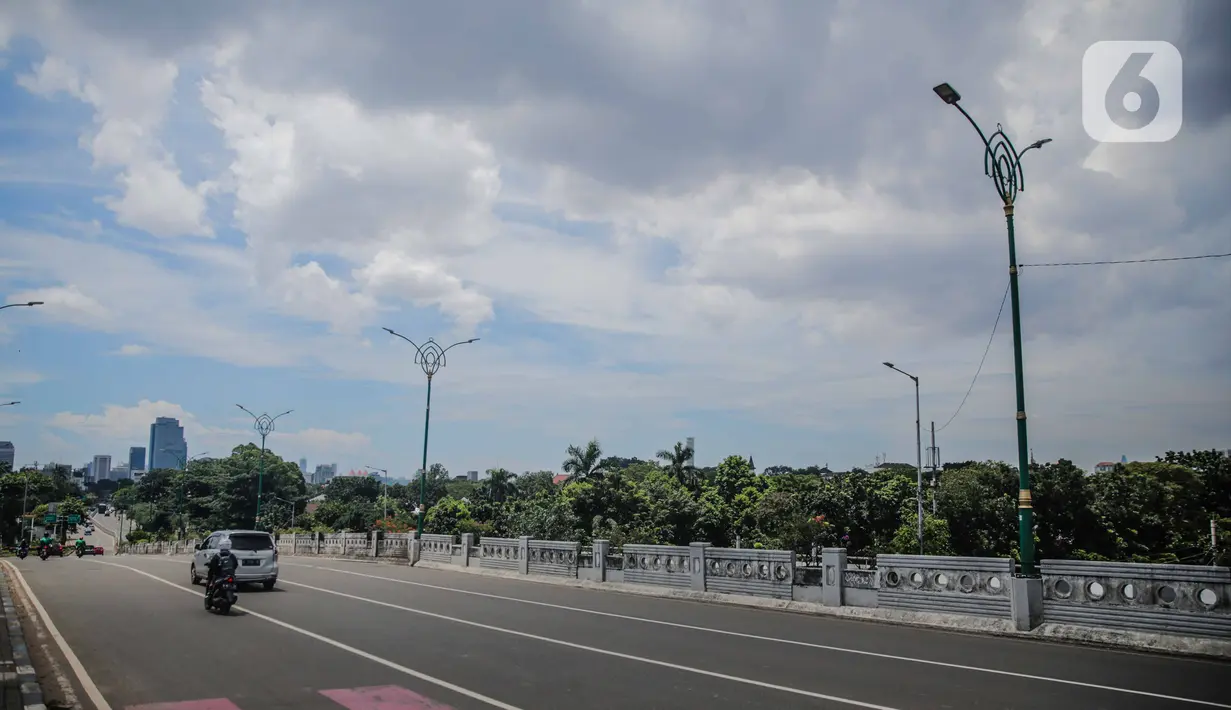 Kondisi lalu lintas di kawasan Kuningan, Jakarta, Kamis (2/4/2020). Dinas Lingkungan Hidup DKI Jakarta menyatakan adanya perbaikan kualitas udara Ibu Kota karena penerapan work from home untuk mencegah meluasnya penyebaran virus corona COVID-19. (Liputan6.com/Fazial Fanani)