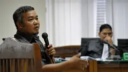 Casmadi, mantan sopir pribadi terdakwa Sutan Bhatoegana memberikan keterangan saksi dalam sidang lanjutan di Pengadilan Tipikor, Jakarta, Senin (11/5/2015). Sidang mendengarkan keterangan tiga orang saksi. (Liputan6.com/Yoppy Renato)