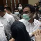 Terdakwa suap penanganan perkara korupsi di Lampung Tengah yang juga mantan Wakil Ketua DPR Azis Syamsuddin usai sidang pembacaan putusan di Pengadilan Tipikor Jakarta, Kamis (17/2/2022). Azis Syamsuddin divonis hukuman 3 tahun 6 bulan penjara dan denda Rp 250 juta. (Liputan6.com/Helmi Fithriansyah)