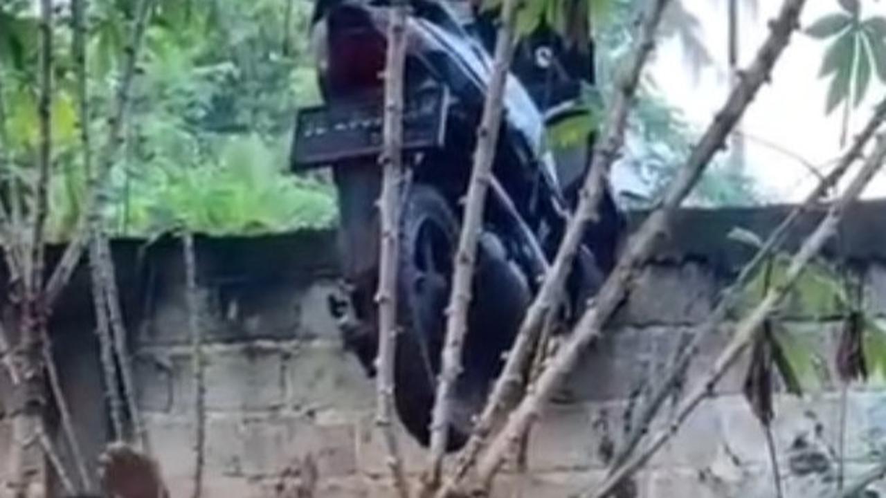 Mau Curi Motor, Eh Nyangkut di Pagar! Aksi Maling Ini Bikin Geleng-Geleng
