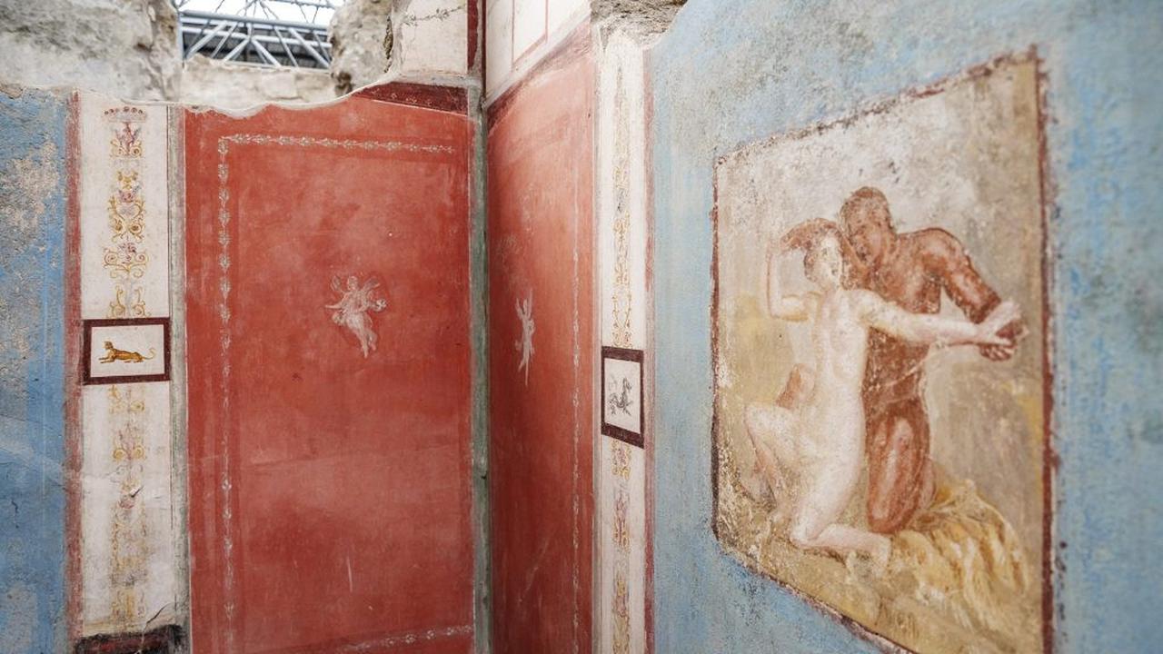 Lukisan dinding (fresco) di rumah berusia 1.945 tahun di kuta kuno Pompeii, Italia.