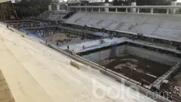 Suasana pengerjaan renovasi kolam renang di Komplek SUGBK. Renovasi venue stadion aquatik atau kolam renang tersebut menelan biaya hingga Rp 274 miliar. (Bola.com/M Iqbal Ichsan)