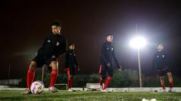 Kali ini latihan digelar pada malam hari dengan hawa yang lebih dingin dari hari-hari sebelumnya. (Bola.com/Bagaskara Lazuardi)