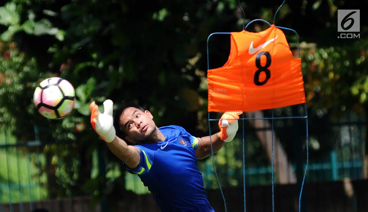 Penjaga gawang Timnas Indonesia, Andritany mencoba menangkap bola saat latihan di Lapangan ABC Senayan Jakarta, Selasa (20/2). Jelang Asian Games 2018, pemain Timnas Indonesia U-23 kembali melakukan pemusatan latihan. (Liputan6.com/Helmi Fithriansyah)