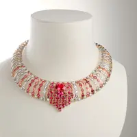 Kini, Shapes of Extraleganza menghidupkan kembali semangat itu dengan gaya modern yang mengeksplorasi desain geometris, permainan warna mencolok, dan tekstur berlapis-lapis dalam 51 karya unik. [Dok/PIAGET].