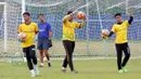 Pelatih kiper Kurnia Sandy (kaus biru) berlatih bersama tiga kiper T-Team di Lapangan Gong Badak, Kuala Terengganu, Malaysia, Selasa (26/01/2016). (Bola.com/Nicklas Hanoatubun)