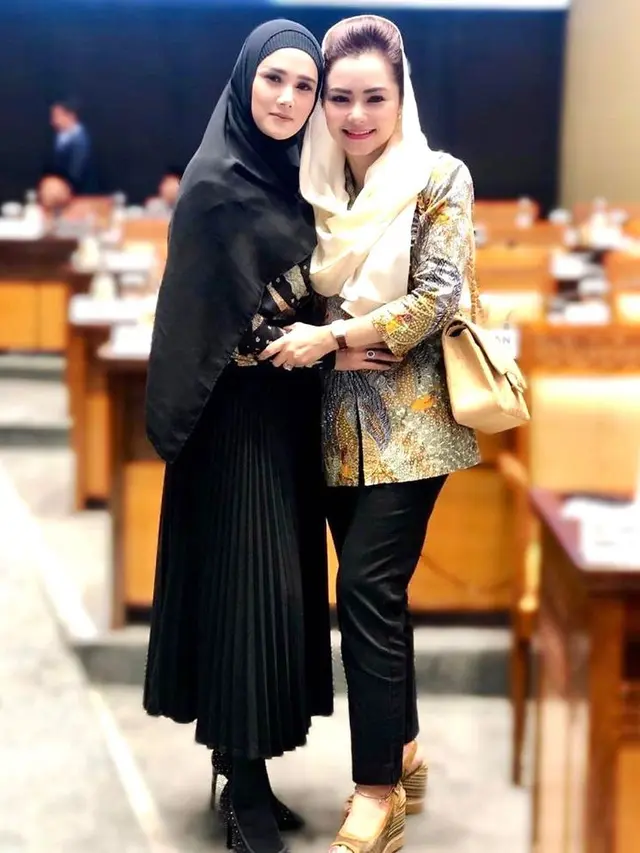 7 Gaya Mulan Jameela Jalani Hari Jadi Anggota DPR, Selalu Jadi Sorotan