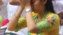 Sejumlah umat Hindu berdoa saat upacara Tawur Kesanga di Pura Aditya Jaya, Rawamangun, Jakarta, Jumat (16/3). Upacara Tawur Kesanga diadakan dengan tujuan memohon pada Tuhan Yang Maha Esa untuk kedamaian alam dan lingkungan. (Liputan6.com/Arya Manggala)