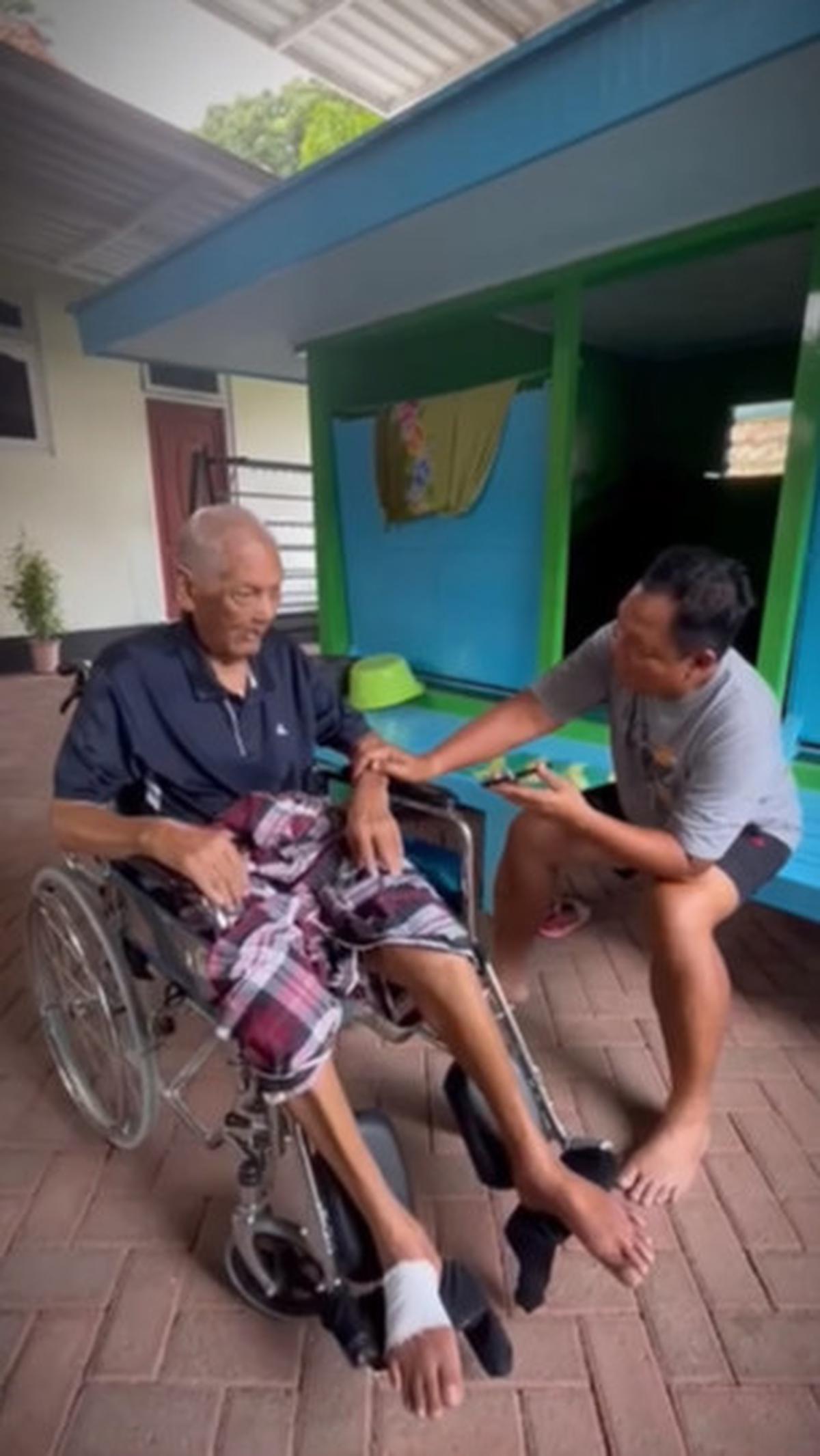 Bagi Mayjen TNI itu, masa tua sang ayah merupakan momen tepat dirinya untuk berbalas kasih.